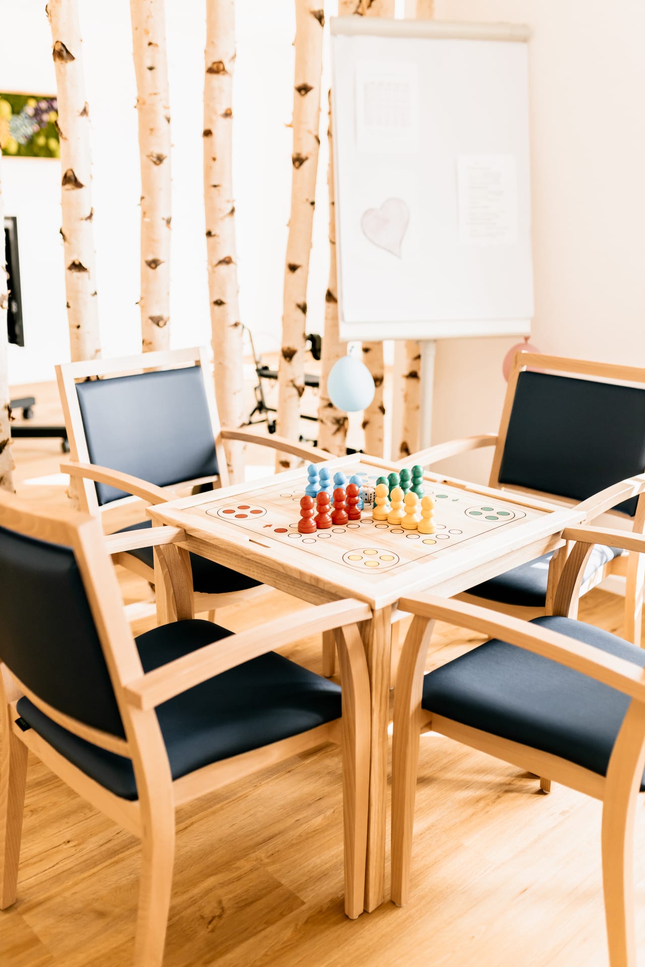 Spieltisch für gemeinsame Aktivitäten und Gesellschaftsspiele