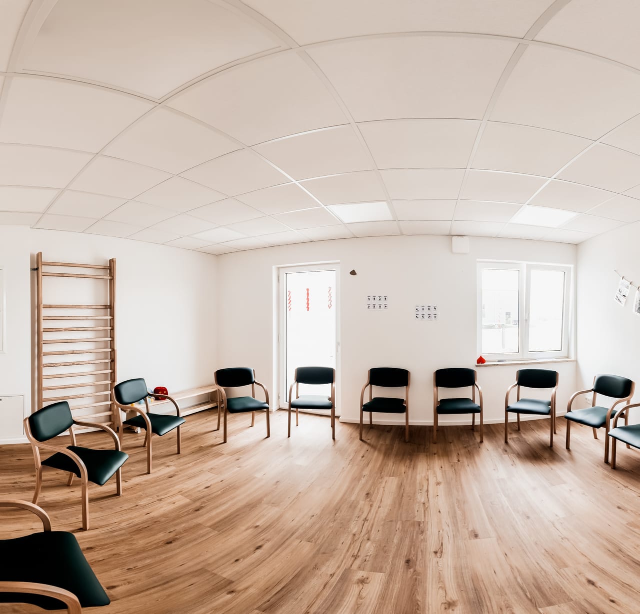 Therapieraum mit Sprossenwand und Sitzgruppe